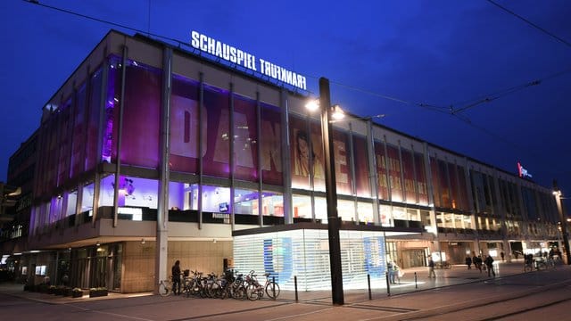 Das Foyer von Schauspiel (l) und Oper sind abends hell erleuchtet
