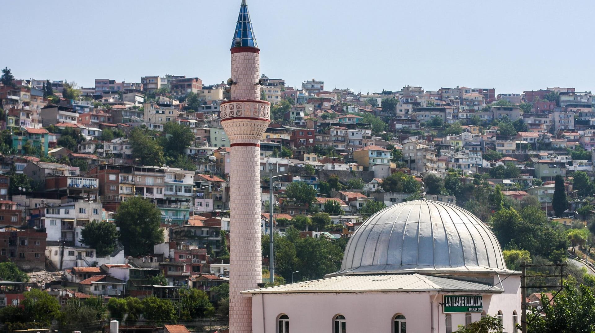 Eine Moschee in der türkischen Großstadt Izmir: Gleich aus mehreren Lautsprechern erklang das italienische Lied an Stelle des Rufes zum Gebet (Symbolbild). Eine Moschee in der türkischen Großstadt Izmir: Gleich aus mehreren Lautsprechern erklang das italienische Lied an Stelle des Rufes zum Gebet (Symbolbild).
