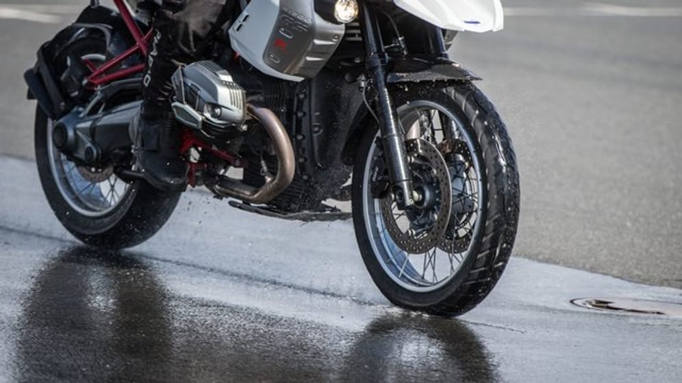 Ob die Motorrad-Reifen ausreichend Kontakt zur Fahrbahn haben, ist unter anderem eine Frage der Profiltiefe.