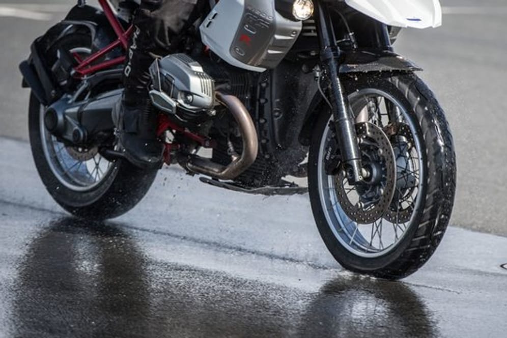 Ob die Motorrad-Reifen ausreichend Kontakt zur Fahrbahn haben, ist unter anderem eine Frage der Profiltiefe.