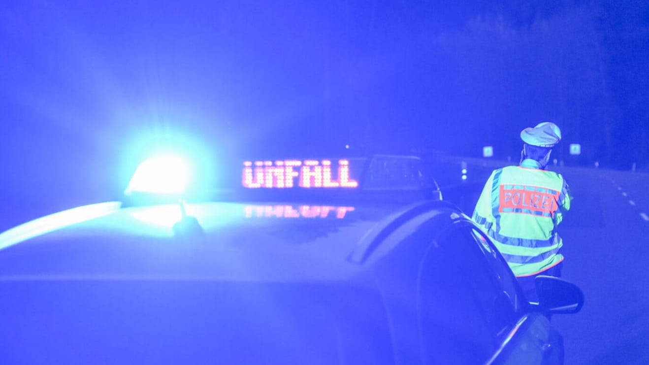 Polizeieinsatz nach Unfall (Symbolfoto): Beim Zusammenstoß zweier Motorräder gab es einen Toten. Polizeieinsatz nach Unfall (Symbolfoto): Beim Zusammenstoß zweier Motorräder gab es einen Toten.