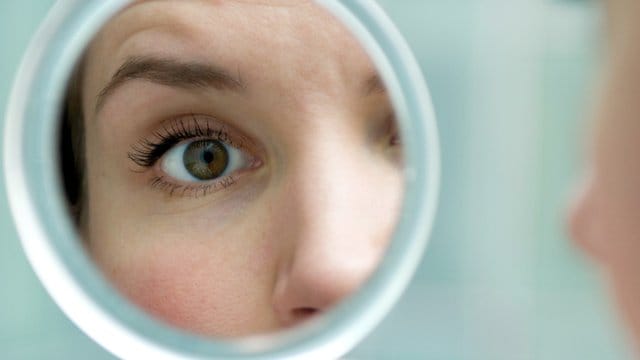 Fremdkörper im Auge: Abhilfe kann unter anderem das Spülen mit sauberem Wasser schaffen.