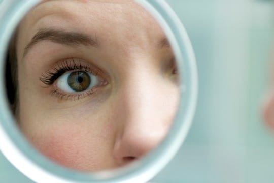 Fremdkörper im Auge: Abhilfe kann unter anderem das Spülen mit sauberem Wasser schaffen.