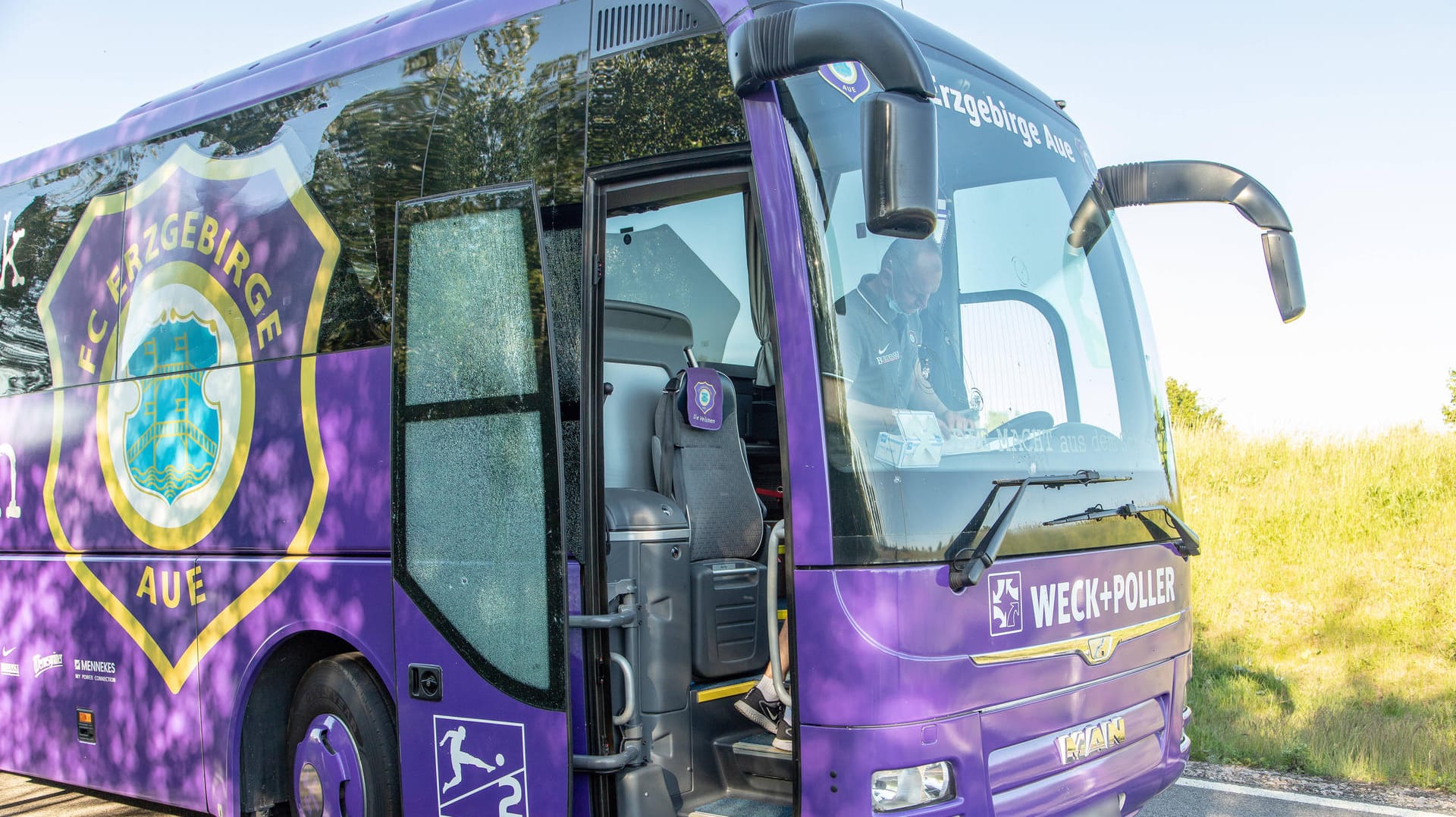 Teambus des FC Erzgebirge Aue: Die Trümmerteile trafen auch die Fenster des Busses. Das Glas der Fahrertür zersprang.