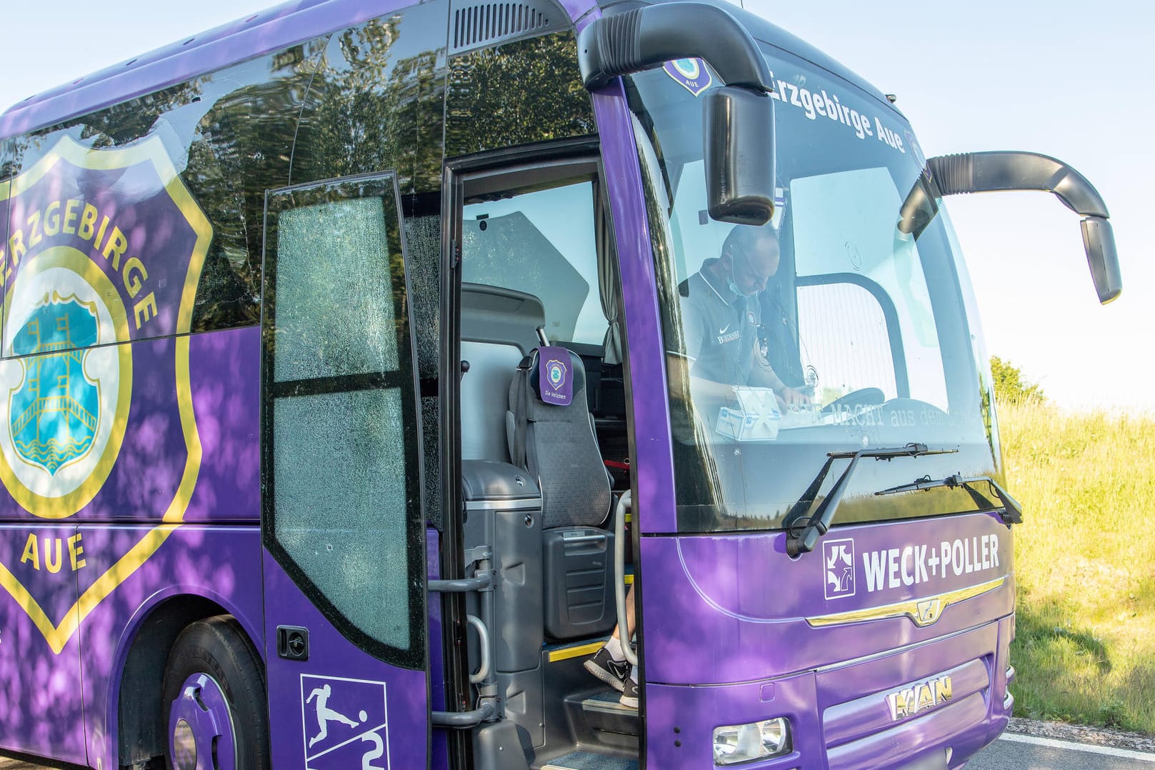 Teambus des FC Erzgebirge Aue: Die Trümmerteile trafen auch die Fenster des Busses. Das Glas der Fahrertür zersprang.