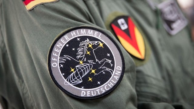 Das Abzeichen der Mission "Offener Himmel" am Arm eines Crew-Mitglieds des A319-Missionsflugzeugs der Bundeswehr. Das Abzeichen der Mission "Offener Himmel" am Arm eines Crew-Mitglieds des A319-Missionsflugzeugs der Bundeswehr.