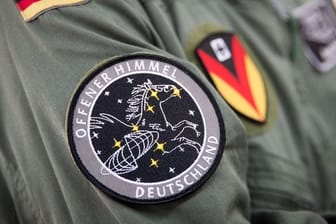 Das Abzeichen der Mission "Offener Himmel" am Arm eines Crew-Mitglieds des A319-Missionsflugzeugs der Bundeswehr.