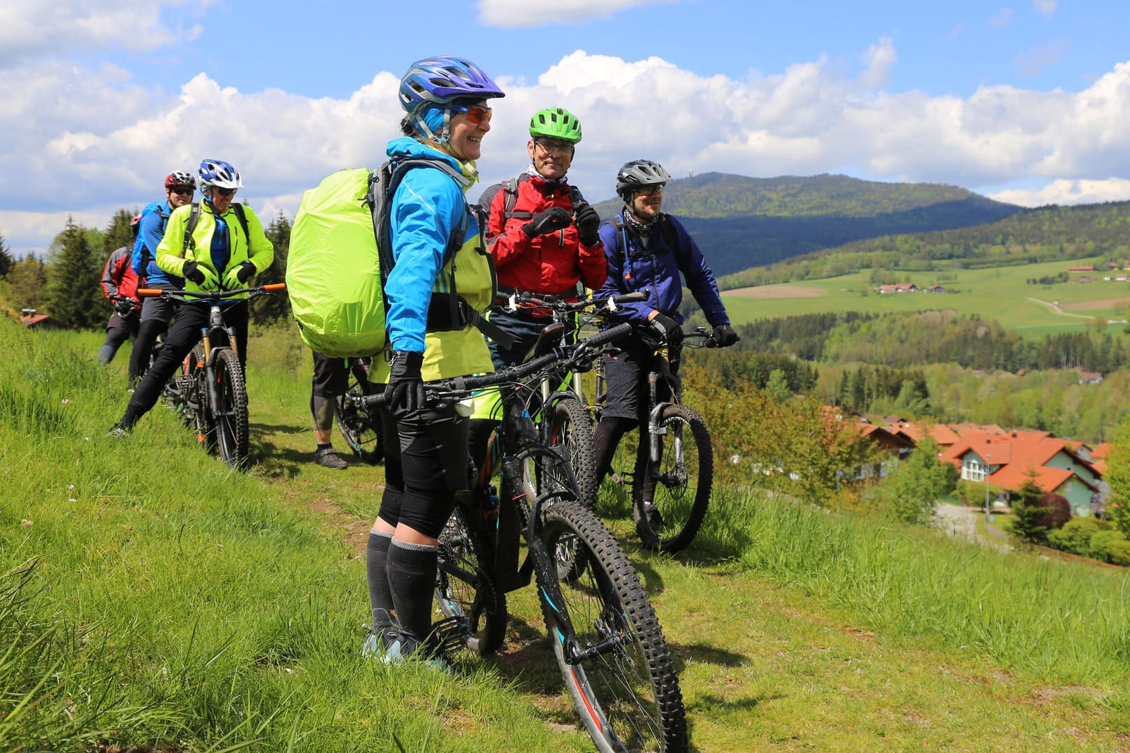 Aktivurlaub in Bayern: Mit dem Fahrrad lassen sich die schönsten Gegenden zwischen Ammergauer Alpen und Wendelstein wunderbar entdecken.