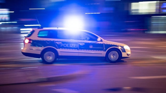 Ein Streifenwagen fährt durch die Innenstadt