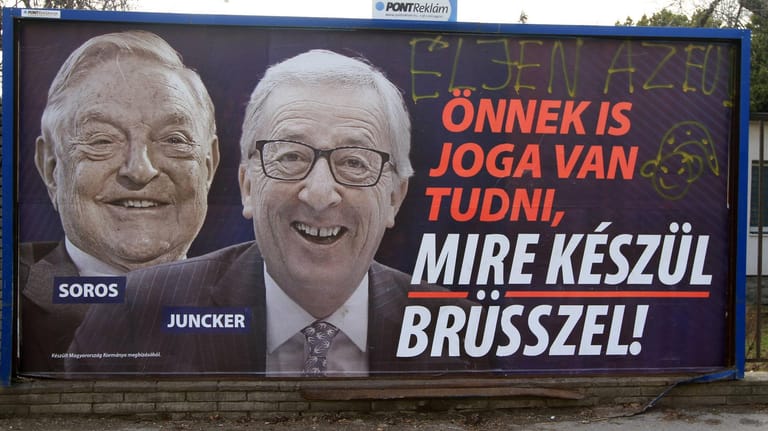 Das Plakat mit Soros und Juncker aus dem letzten Jahr: Die Aktion hatte europaweit für Empörung gesorgt (Archivbild).