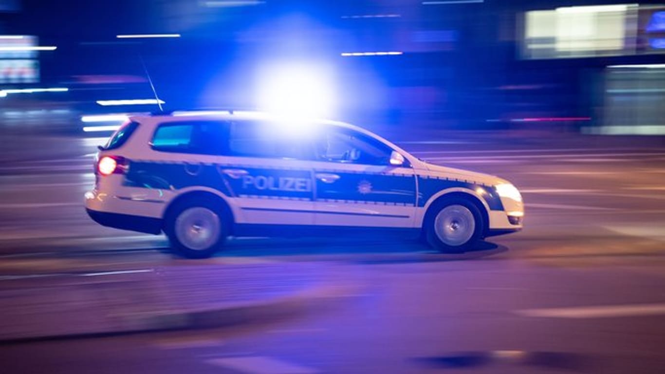 Ein Streifenwagen fährt durch die Innenstadt (Symbolbild): In Hagen haben zwei Männer randaliert.
