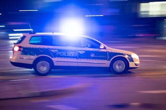 Ein Streifenwagen fährt durch die Innenstadt (Symbolbild): In Hagen haben zwei Männer randaliert.