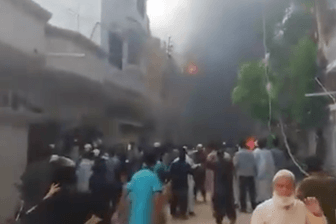 In der Nähe der Stadt Karatschi in Pakistan ist ein Passagierflugzeug abgestürzt: Einige Passanten filmten eine Rauchsäule an der Absturzstelle.