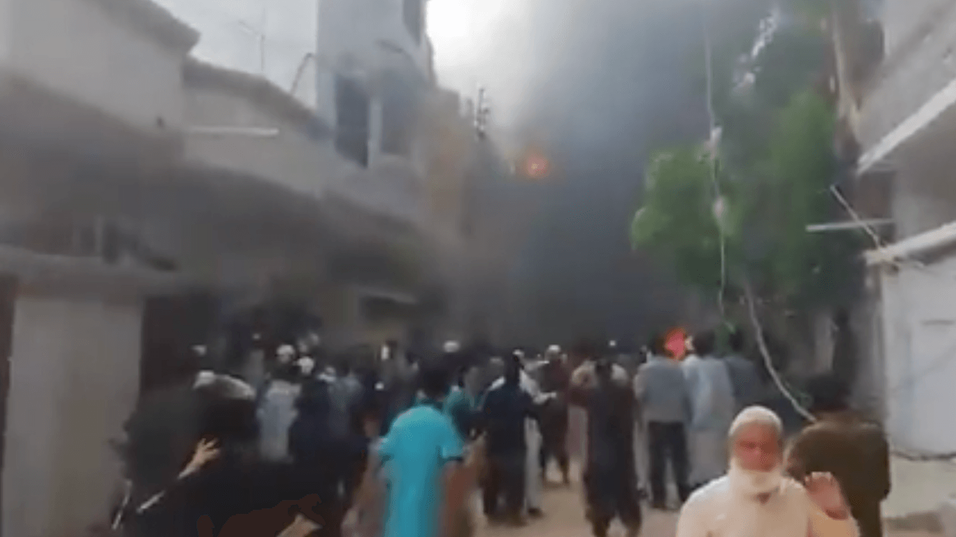 In der Nähe der Stadt Karatschi in Pakistan ist ein Passagierflugzeug abgestürzt: Einige Passanten filmten eine Rauchsäule an der Absturzstelle.