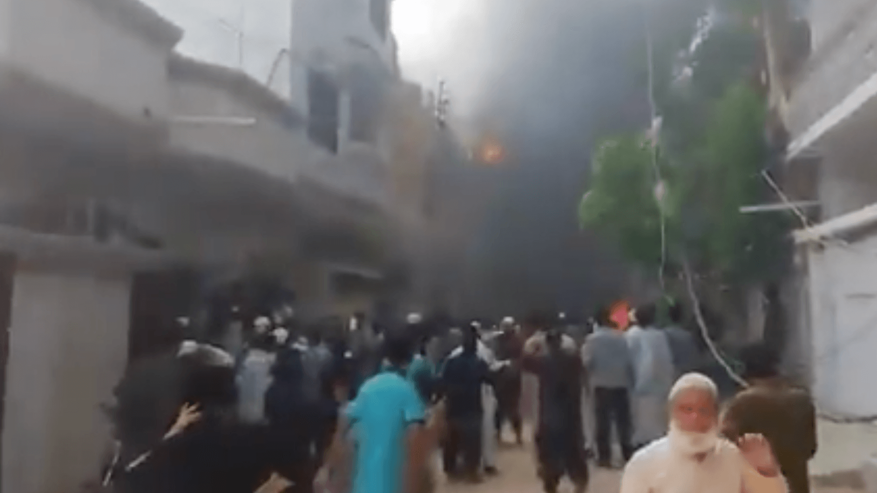 In der Nähe der Stadt Karatschi in Pakistan ist ein Passagierflugzeug abgestürzt: Einige Passanten filmten eine Rauchsäule an der Absturzstelle.