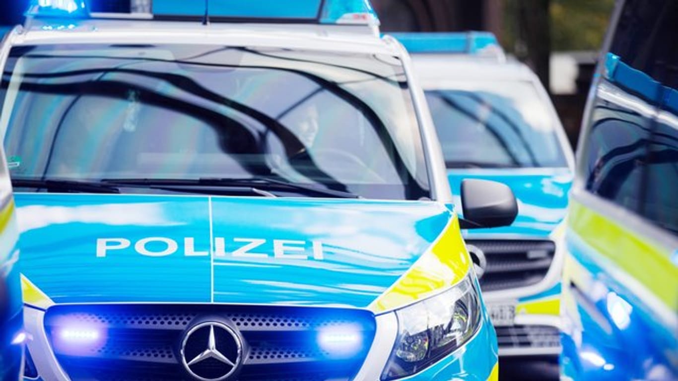 Mehrere Streifenwagen der Polizei stehen aufgereiht nebeneinander (Symbolbild): In Bonn wurde auf einen Pkw geschossen.