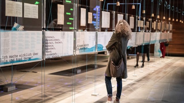 Das Literaturmuseum der Moderne zeigt die Ausstellung "Hölderlin, Celan und die Sprachen der Poesie". Das Literaturmuseum der Moderne zeigt die Ausstellung "Hölderlin, Celan und die Sprachen der Poesie".