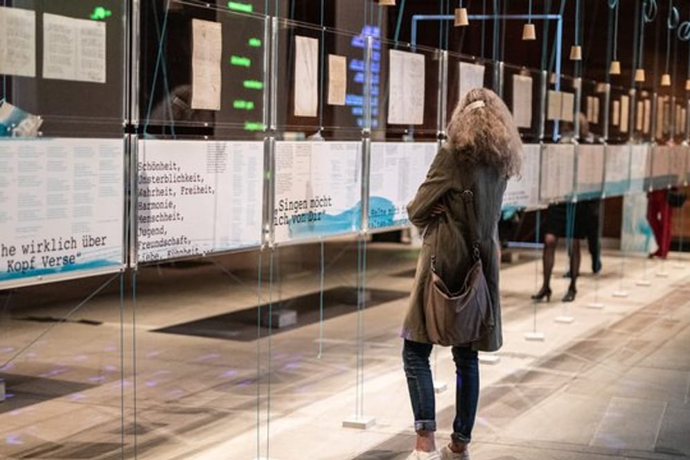 Das Literaturmuseum der Moderne zeigt die Ausstellung "Hölderlin, Celan und die Sprachen der Poesie".