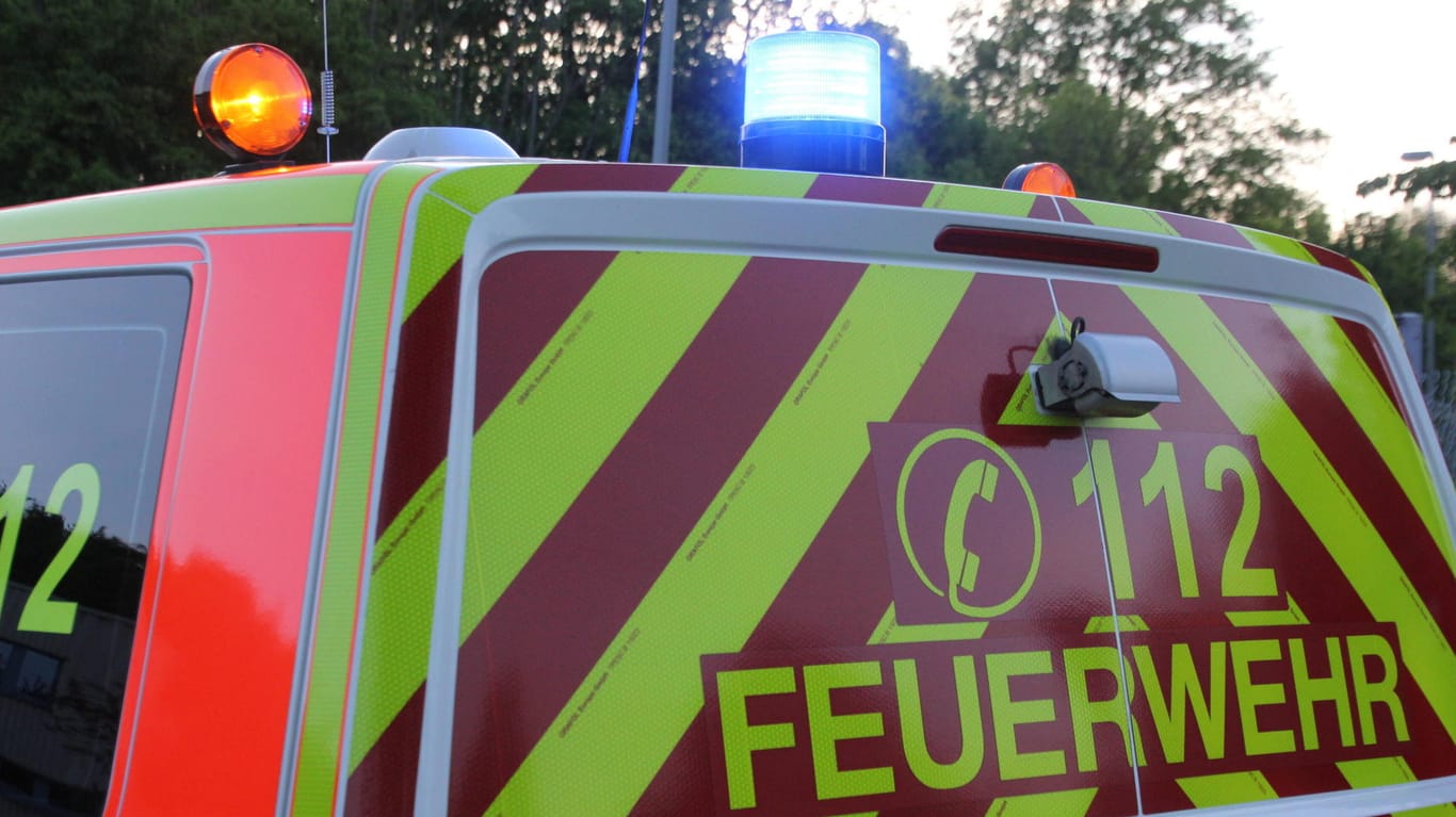 Feuerwehrwagen im Einsatz (Symbolfoto): Eine Taucherstaffel konnte einen verschollenen Schwimmer in Ludwigshafen nicht rechtzeitig finden.