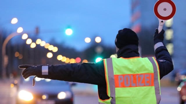 Ein Polizist führt eine Verkehrskontrolle durch (Symbolbild): Auf der Stadtautobahn hat die Polizei einen Raser gestoppt. Ein Polizist führt eine Verkehrskontrolle durch (Symbolbild): Auf der Stadtautobahn hat die Polizei einen Raser gestoppt.