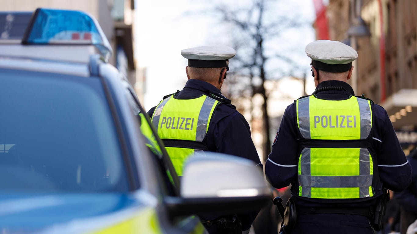 Polizisten im Einsatz (Symbolfoto): In der Sächsischen Schweiz sind Beamte von Rechtsradikalen angegriffen worden.