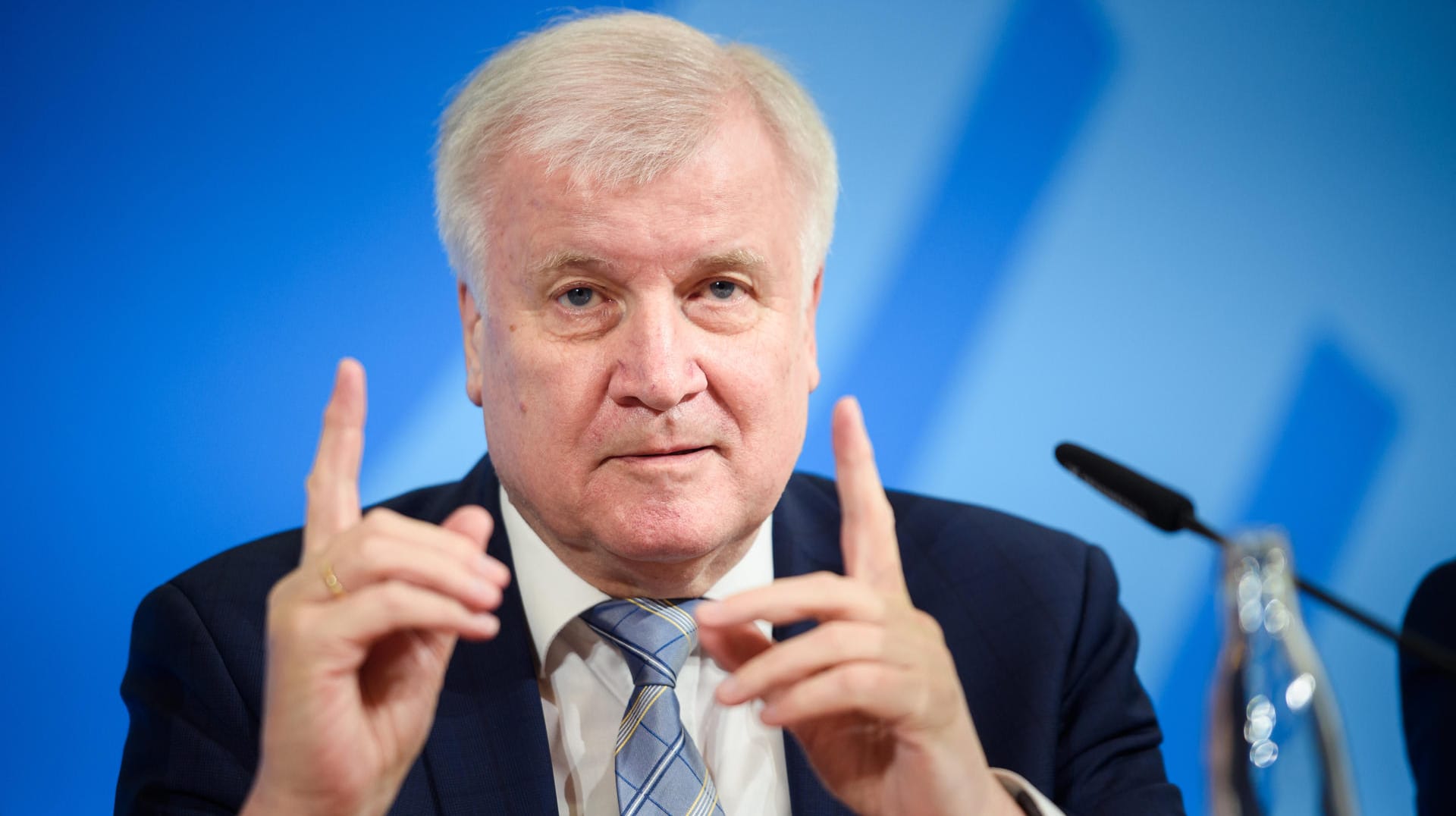 Horst Seehofer hat die Untätigkeit der EU-Kommission in der Migrationspolitik kritisiert.