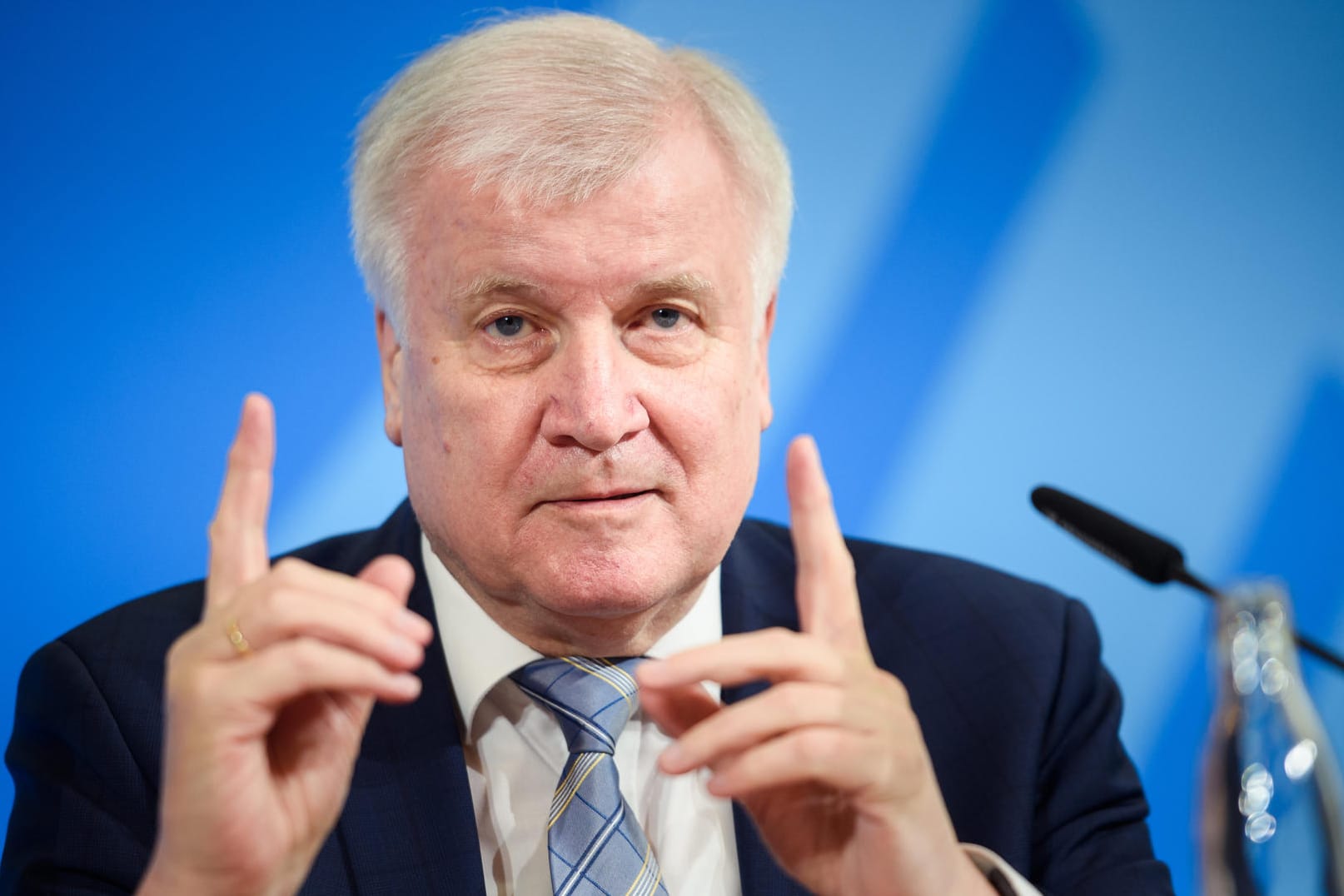 Horst Seehofer hat die Untätigkeit der EU-Kommission in der Migrationspolitik kritisiert.