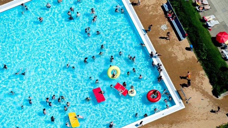 Freibad im Sommer (Symbolbild): Bei dem Badeunfall in Bad Düben soll das Natursportbad sehr voll gewesen sein.