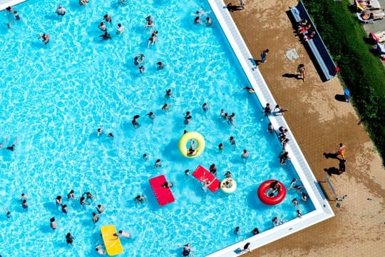 Freibad im Sommer (Symbolbild): Bei dem Badeunfall in Bad Düben soll das Natursportbad sehr voll gewesen sein.