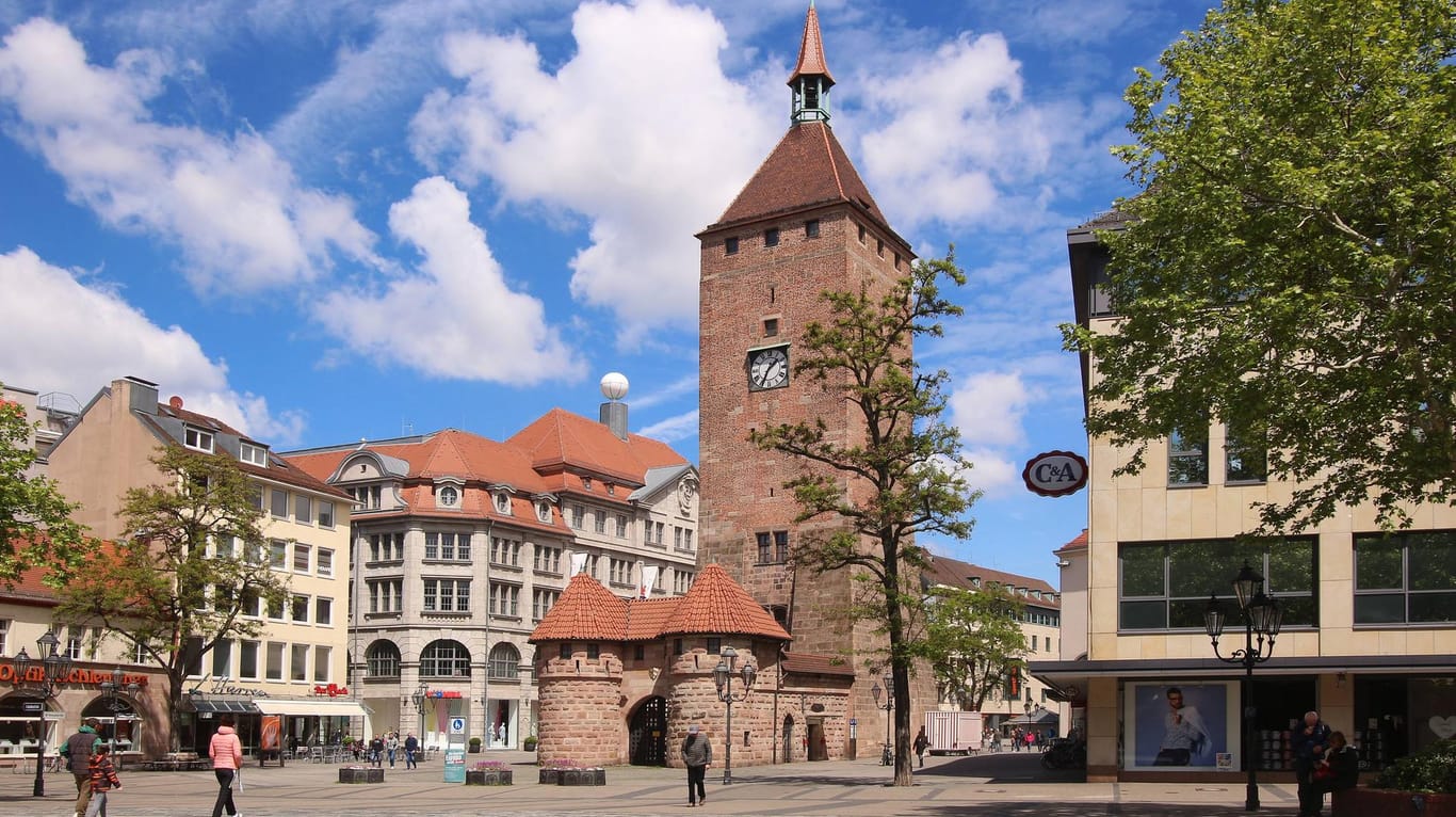 Der Weiße Turm am Jakobsplatz in der Altstadt von Nürnberg: Das Altstadtfest fällt wegen Corona aus.