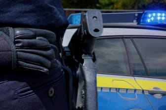 Polizist mit Dienstwaffe (Symbolbild): In einer Viersener Kita soll sich eine Bluttat zugetragen haben.