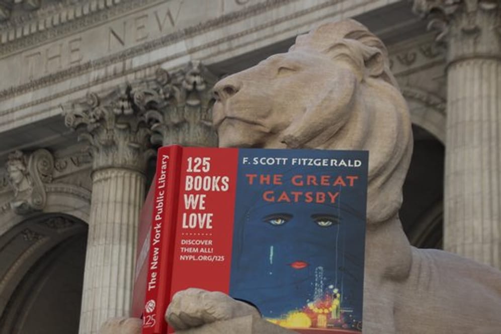 Der Löwe "Fortitude" vor der New York Public Library liest den "Großen Gatsby".