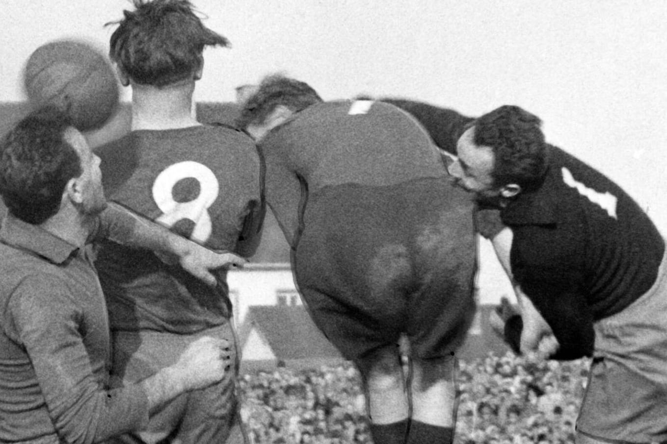 Im Strafraumgewühl: Traub (2. v. r.) 1955 im Spiel gegen Roter Stern Belgrad.