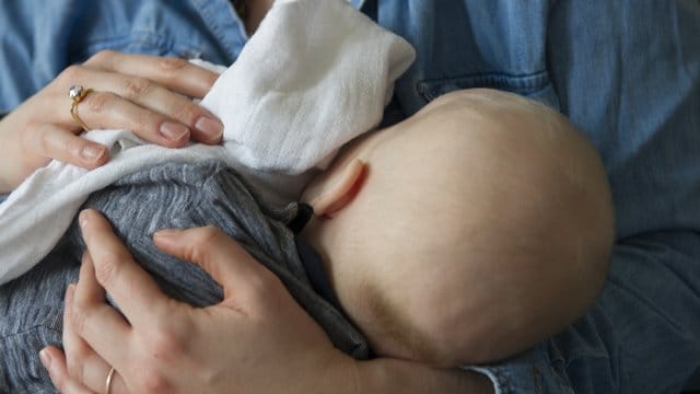 Erstmals ist das neue Coronavirus in der Muttermilch einer an Covid-19 erkrankten Frau nachgewiesen worden. Erstmals ist das neue Coronavirus in der Muttermilch einer an Covid-19 erkrankten Frau nachgewiesen worden.