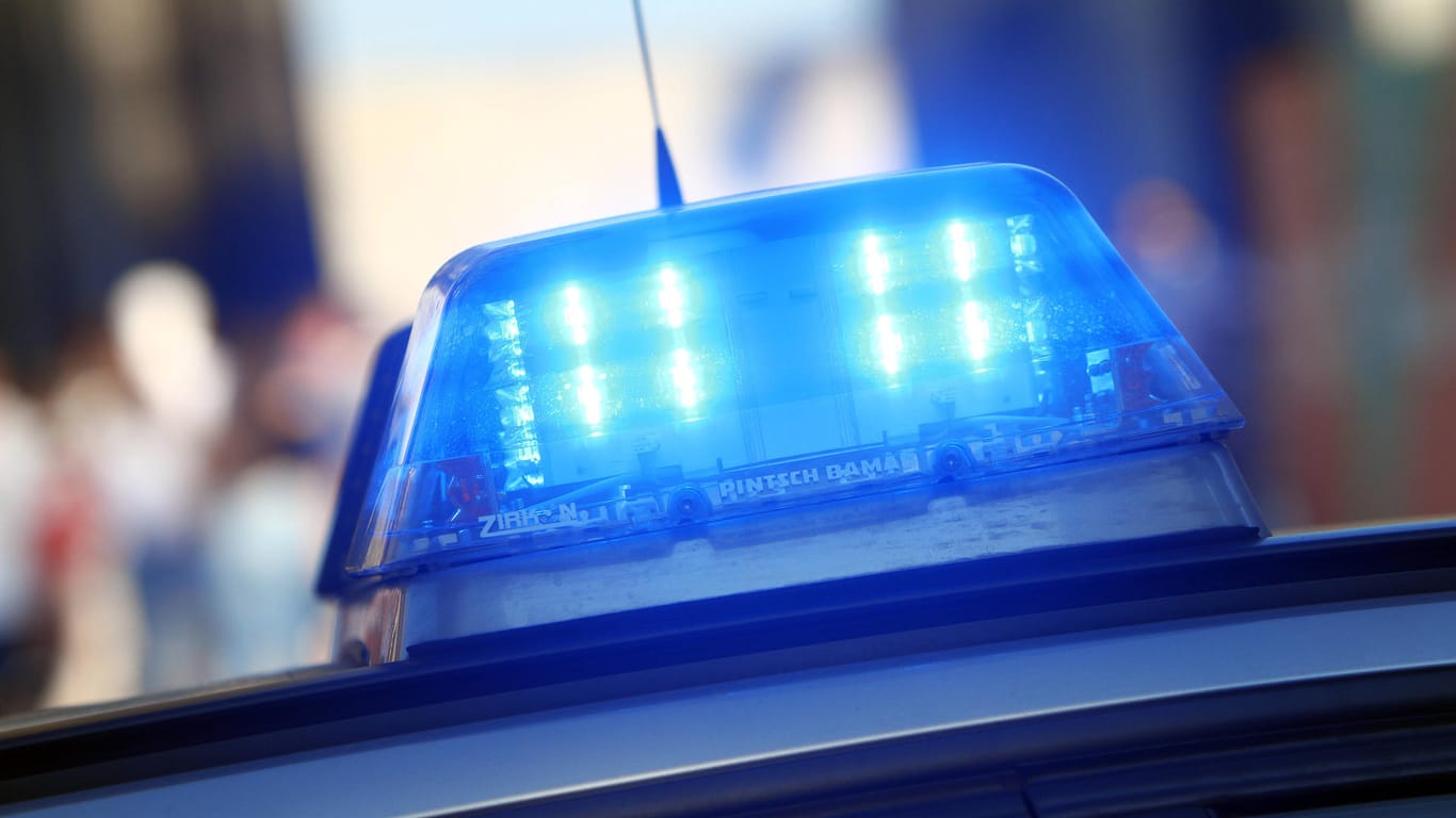 Blaulicht leuchtet auf einem Polizeiwagen (Symbilbild): In Wolfsburg ist ein junger Ladendieb aggressiv geworden.