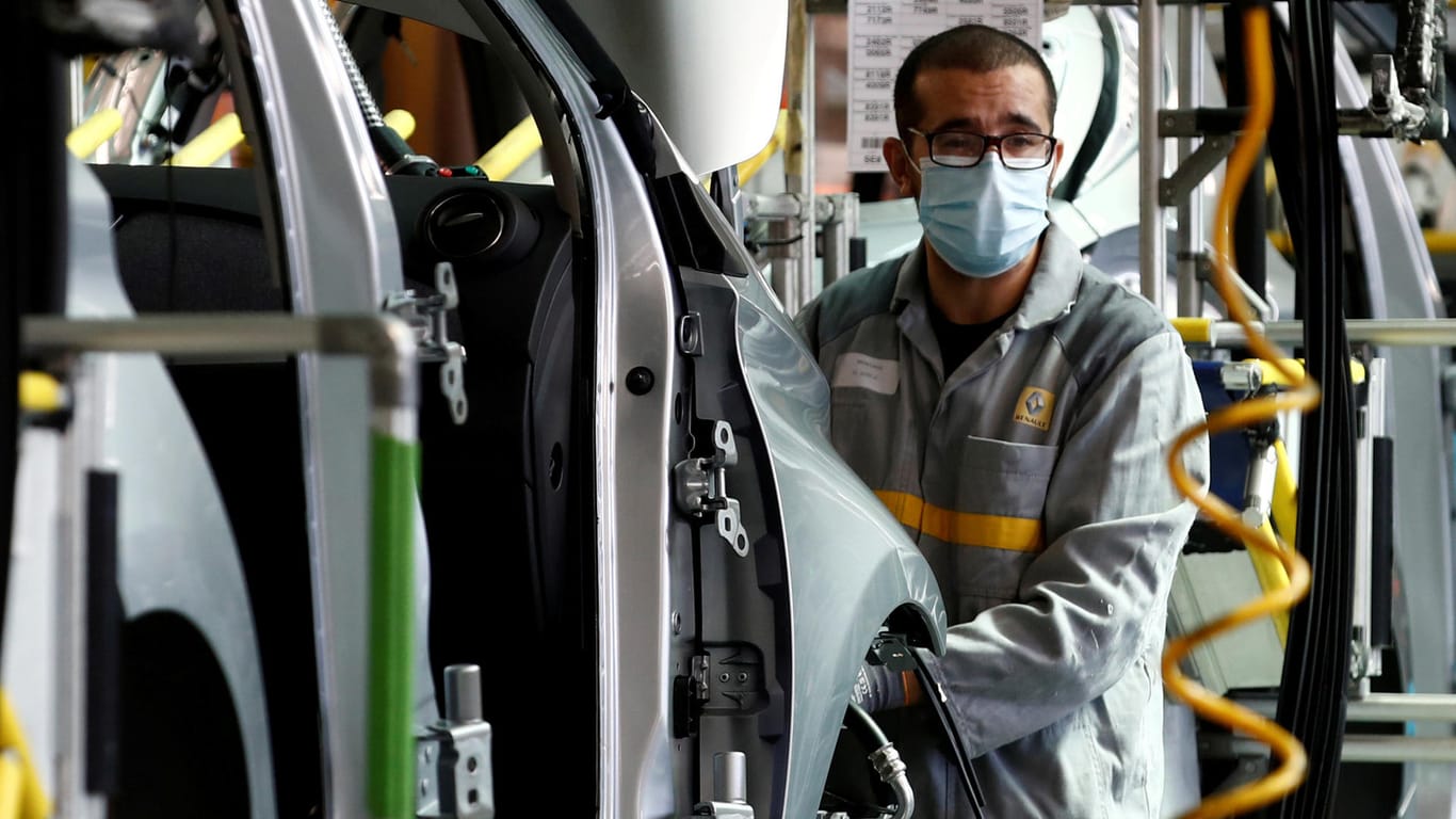 Renault-Beschäftigter in der Fabrik in Flins: Die französische Traditionsmarke it in ernsten Schwierigkeiten.