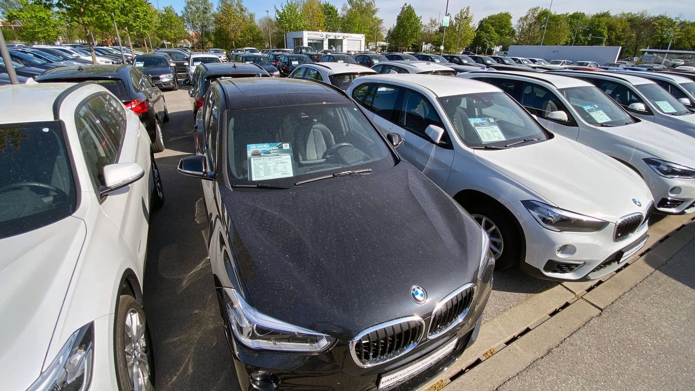 BMW-Autohaus: Neuwagen stehen auf Halde und warten auf Abnehmer.
