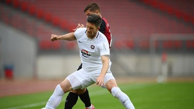 Dennis Kempe aus Aue (v) schirmt den Ball gegen Nikola Dovedan ab. Dennis Kempe aus Aue (v) schirmt den Ball gegen Nikola Dovedan ab.