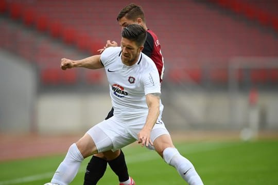 Dennis Kempe aus Aue (v) schirmt den Ball gegen Nikola Dovedan ab.
