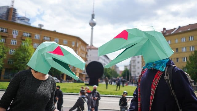 Corona-Demonstranten mit Echsenköpfen