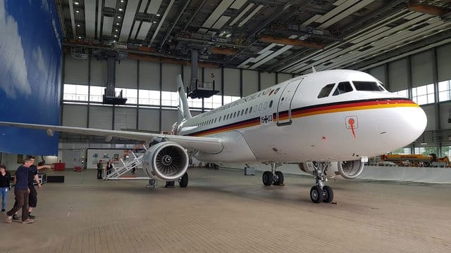 Ein umgerüsteter Airbus A319 steht in einem Hangar. Ein umgerüsteter Airbus A319 steht in einem Hangar.