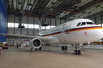 Ein umgerüsteter Airbus A319 steht in einem Hangar.