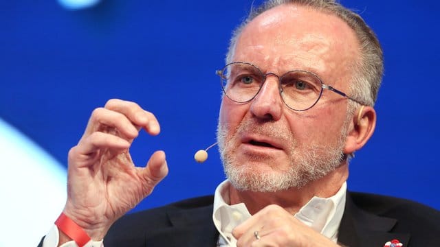 Bayern Münchens Vorstandsvorsitzender Karl-Heinz Rummenigge ist gegen die Veröffentlichung von Spielergehältern. Bayern Münchens Vorstandsvorsitzender Karl-Heinz Rummenigge ist gegen die Veröffentlichung von Spielergehältern.