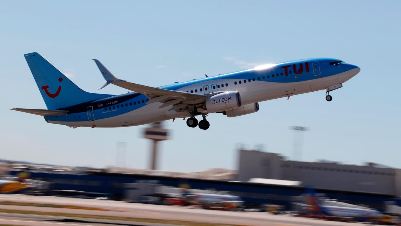 Ein Tui-Flugzeug startet vom Flughafen Palma. Der Reisekonzern Tui will bereits in wenigen Wochen wieder Reisen zu verschiedenen Zielen durchführen.