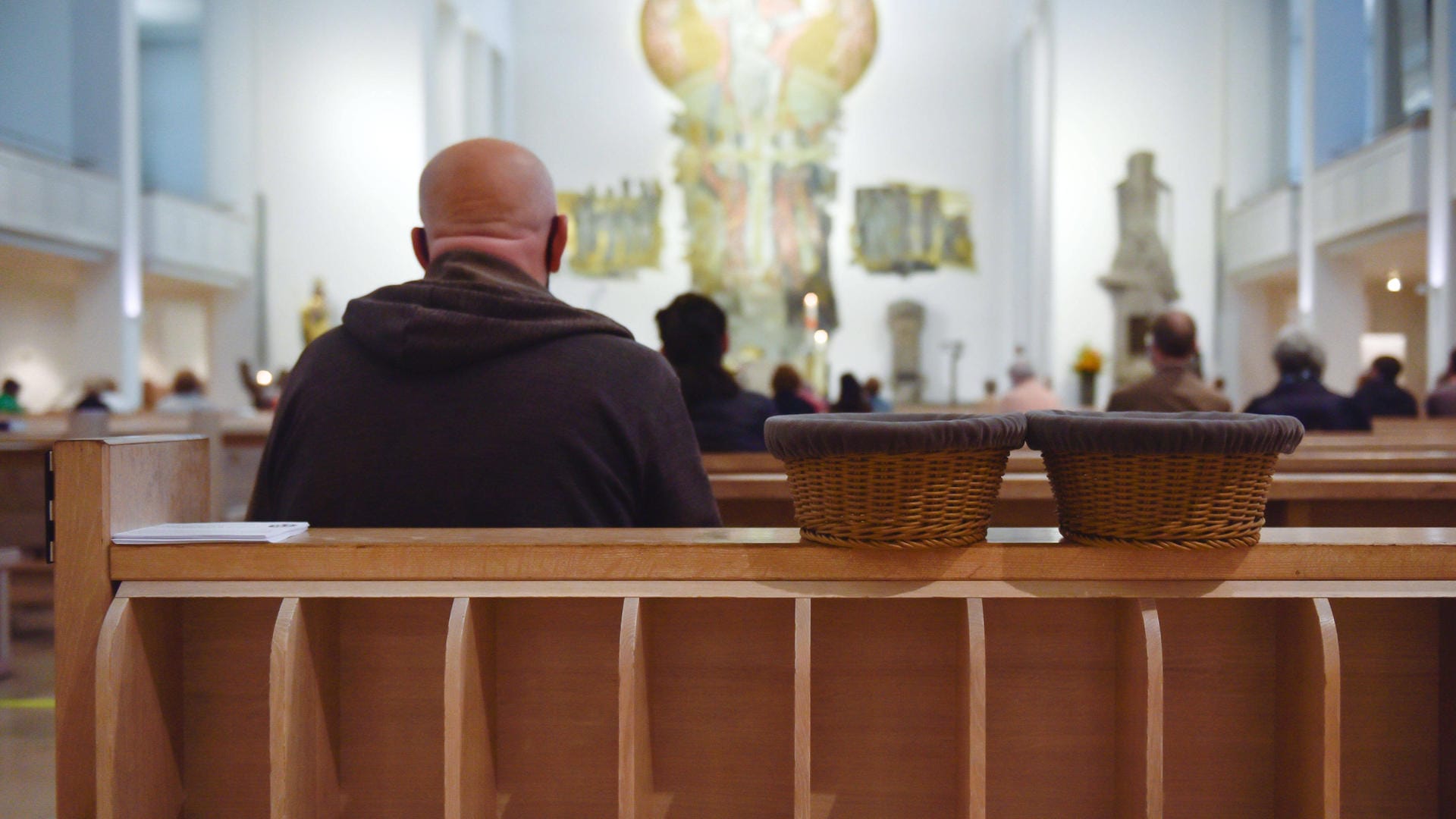 Besucher eines Gottesdienstes (Symbolfoto): In Frankfurt ist es in einer Baptistengemeinde zu zahlreichen Infektionen gekommen.