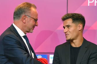 Karl-Heinz Rummenigge (li.): Bei der Vorstellung von Philippe Coutinho (re.) ging der Bayern-Boss noch von einem Transfer-Coup aus.