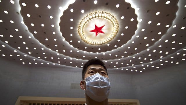 Ein chinesischer Sicherheitsbeamter in der Großen Halle des Volkes. Ein chinesischer Sicherheitsbeamter in der Großen Halle des Volkes.