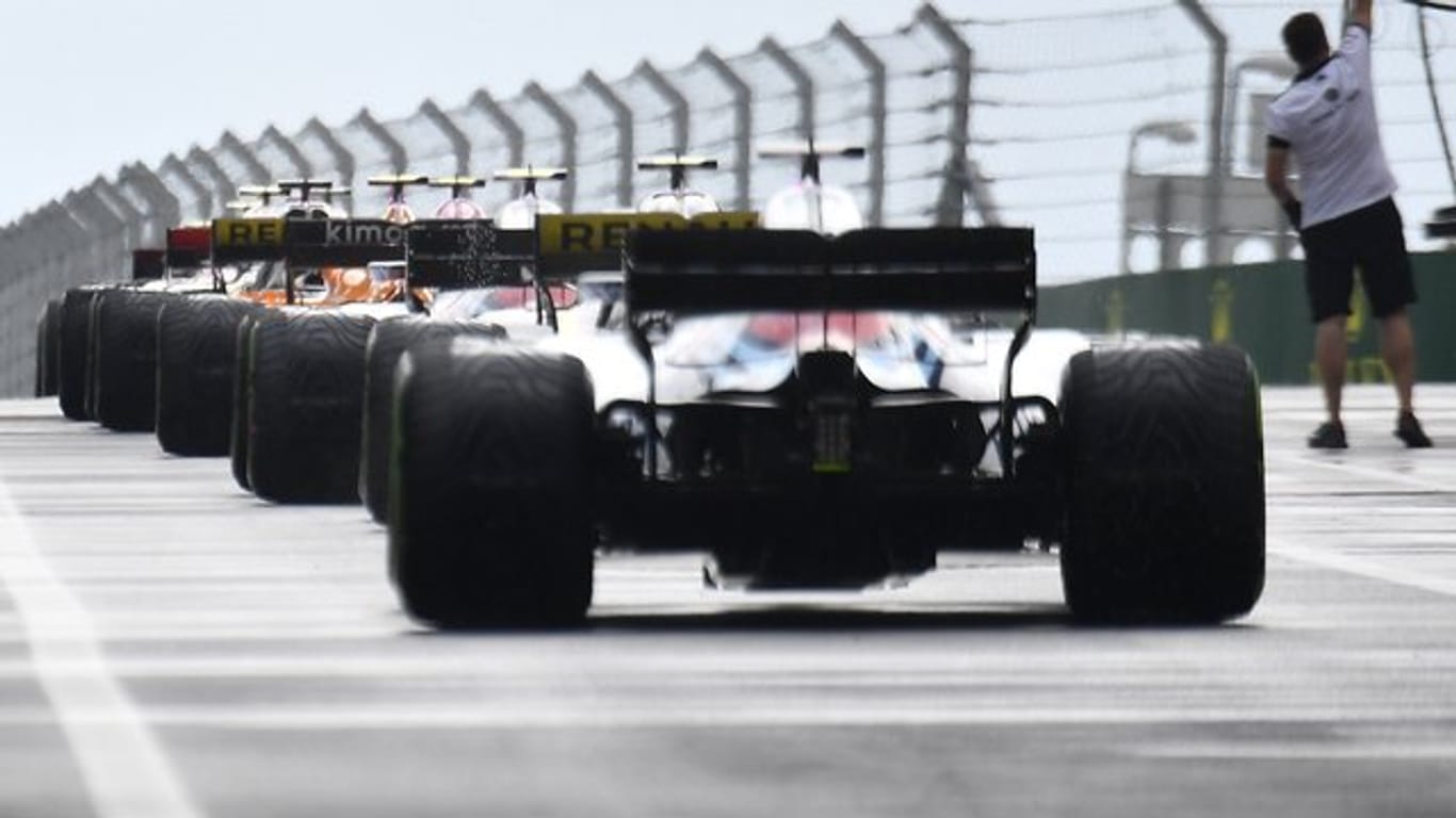 Die Teams der Formel 1 haben sich einem Medienbericht zufolge auf eine Senkung der Budgetobergrenze geeinigt.