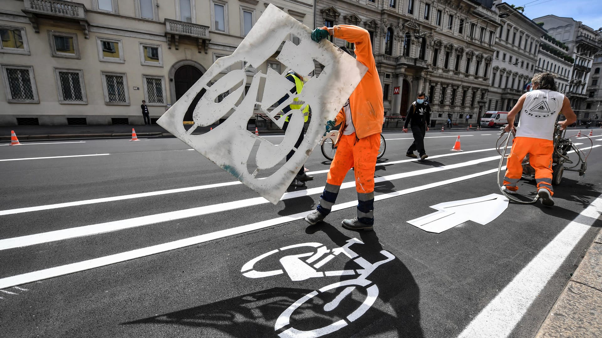 Mit Pylonen und Spraydosen: Während der Corona-Zeit entstehen in vielen Städten wie hier in Mailand (Italien) neue Pop-up-Radwege. Häufig werden sie später ausgebaut.