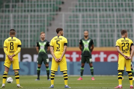 Die Spieler beider Mannschaften gedenken mit einer Schweigeminute den Opfern der Corona-Pandemie.